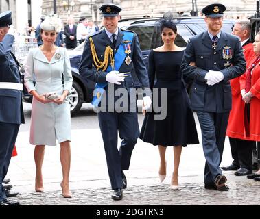 Catherine, Duchessa di Cambridge (a sinistra), il Principe Guglielmo, Duca di Cambridge (seconda a sinistra), Meghan, Duchessa di Sussex, e il Principe Harry (a destra) durante il centenario della RAF all'Abbazia di Westminster, Londra. Il credito fotografico dovrebbe essere: Doug Peters/EMPICS Foto Stock