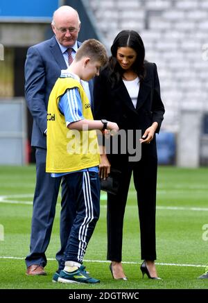 La Duchessa del Sussex parla con un ragazzo mentre si frequenta il Croke Park durante una visita a Dublino, Irlanda. Il credito fotografico dovrebbe essere: Doug Peters/EMPICS Foto Stock