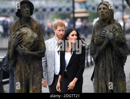 Il Duca e la Duchessa del Sussex vedano il Memoriale della carestia durante una visita a Dublino, Irlanda. Il credito fotografico dovrebbe essere: Doug Peters/EMPICS Foto Stock