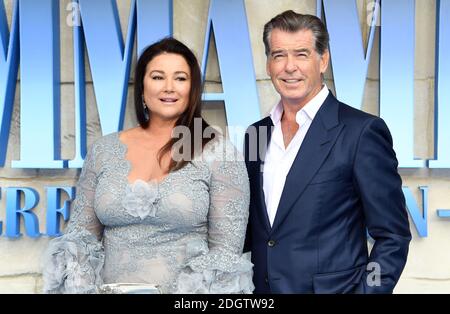 Keely Shaye Smith (a sinistra) e Pierce Brosnan partecipano alla prima di Mamma mia! Qui si va di nuovo tenuto all'Eventim Hammersmith Apollo, Londra. Il credito fotografico dovrebbe essere: Doug Peters/EMPICS Foto Stock