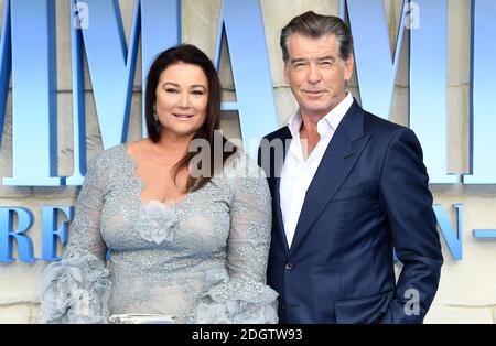 Keely Shaye Smith (a sinistra) e Pierce Brosnan partecipano alla prima di Mamma mia! Qui si va di nuovo tenuto all'Eventim Hammersmith Apollo, Londra. Il credito fotografico dovrebbe essere: Doug Peters/EMPICS Foto Stock