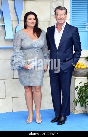 Keely Shaye Smith (a sinistra) e Pierce Brosnan partecipano alla prima di Mamma mia! Qui si va di nuovo tenuto all'Eventim Hammersmith Apollo, Londra. Il credito fotografico dovrebbe essere: Doug Peters/EMPICS Foto Stock