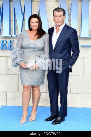 Keely Shaye Smith (a sinistra) e Pierce Brosnan partecipano alla prima di Mamma mia! Qui si va di nuovo tenuto all'Eventim Hammersmith Apollo, Londra. Il credito fotografico dovrebbe essere: Doug Peters/EMPICS Foto Stock