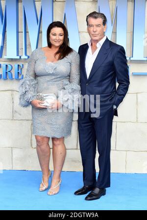 Keely Shaye Smith (a sinistra) e Pierce Brosnan partecipano alla prima di Mamma mia! Qui si va di nuovo tenuto all'Eventim Hammersmith Apollo, Londra. Il credito fotografico dovrebbe essere: Doug Peters/EMPICS Foto Stock