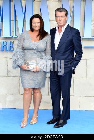 Keely Shaye Smith (a sinistra) e Pierce Brosnan partecipano alla prima di Mamma mia! Qui si va di nuovo tenuto all'Eventim Hammersmith Apollo, Londra. Il credito fotografico dovrebbe essere: Doug Peters/EMPICS Foto Stock