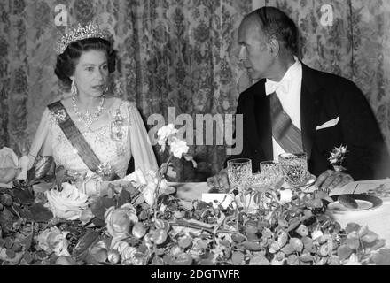 File photo datato 24/6/1976 della Regina Elisabetta II e del Presidente di Francia Valery Giscard d'Estaing al banchetto per lei e per il Duca di Edimburgo presso l'Ambasciata di Francia a Londra. La Regina ha espresso il suo più profondo cordoglio al popolo francese nella giornata nazionale del lutto per l'ex presidente francese. Foto Stock