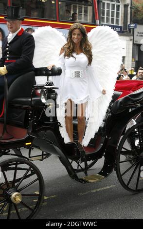 Katie Price arriva in carrozza per la firma del suo romanzo di debutto, 'Angel'. Foto Stock