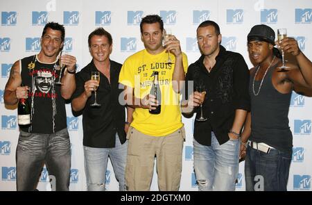 Danny Wood (New Kids on the Block), Jimmy Constable (911), Dane Bowers (un altro livello), Lee Latchford Evans (Steps) e Bradley Macintosh (S-Club 7). Foto Stock