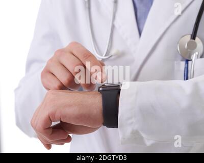 Medico che usa lo smartwatch durante il controllo del battito cardiaco Foto Stock