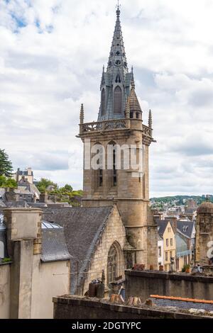 Morlaix, Francia - 28 agosto 2019: Eglise Saint-Melaine o Chiesa di Saint-Melaine vicino al viadotto a Morlaix, dipartimento di Finistere, Bretagna Foto Stock