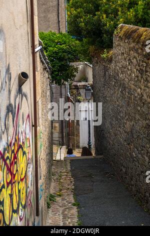 Morlaix, Francia - 28 agosto 2019: Vista di una strada stretta nel centro storico di Morlaix, dipartimento di Finistere, Bretagna, Francia Foto Stock