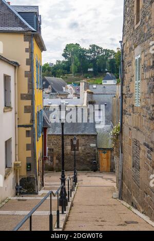 Morlaix, Francia - 28 agosto 2019: Vista di una strada stretta nel centro storico di Morlaix, dipartimento di Finistere, Bretagna, Francia Foto Stock