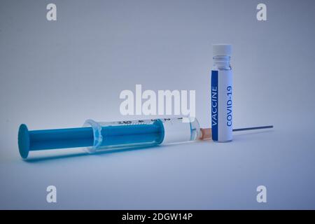 Vaccino in siringa. Closeup di una siringa con vaccino. Primo piano di un pallone e di una siringa con vaccino. Foto Stock