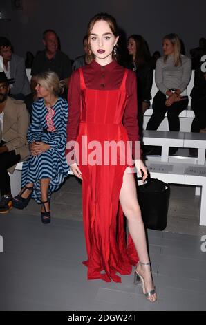 Louisa Connolly-Burnham in prima fila al J. JS Lee Catwalk Show, parte della London Fashion Week, 180 The Strand, Londra. Il credito fotografico dovrebbe essere: Doug Peters/EMPICS Foto Stock