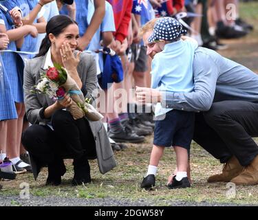 Il principe Harry Duca di Sussex e la duchessa di Meghan del Sussex arrivano all'aeroporto di Dubbo, dove incontrano Luke Vincent, 5, dalla scuola pubblica di Buninyong Kindergarten, New South Wales, Australia. Il credito fotografico dovrebbe essere: Doug Peters/EMPICS Foto Stock