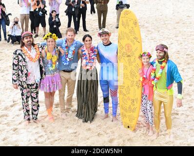 Il principe Harry Duca di Sussex e Meghan Duchessa di Sussex visitano South Bondi Beach a Sydney dove hanno incontrato il gruppo locale di comunità di surf OneWave, sensibilizzando sulla salute mentale e sul benessere prima di andare su una passeggiata pubblica . Il credito fotografico dovrebbe essere: Doug Peters/EMPICS Foto Stock