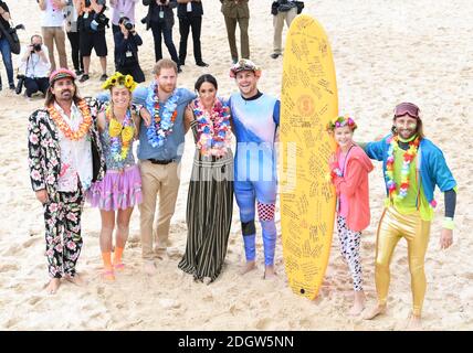 Il principe Harry Duca di Sussex e Meghan Duchessa di Sussex visitano South Bondi Beach a Sydney dove hanno incontrato il gruppo locale di comunità di surf OneWave, sensibilizzando sulla salute mentale e sul benessere prima di andare su una passeggiata pubblica . Il credito fotografico dovrebbe essere: Doug Peters/EMPICS Foto Stock