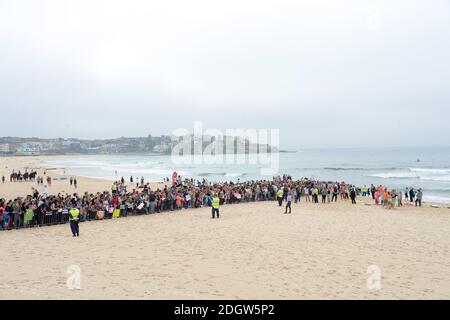 Il principe Harry Duca di Sussex e Meghan Duchessa di Sussex visitano South Bondi Beach a Sydney dove hanno incontrato il gruppo locale di comunità di surf OneWave, sensibilizzando sulla salute mentale e sul benessere prima di andare su una passeggiata pubblica . Il credito fotografico dovrebbe essere: Doug Peters/EMPICS Foto Stock