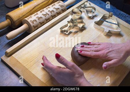 Tempo di Natale in cucina: Biscotti fatti in casa pan di zenzero, decorazioni, candele di Avvento Foto Stock