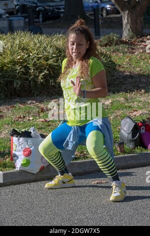 Una vivace ballerina femminile in una lezione di danza Zumba. Nel Flushing Meadows Corona Park a Queens, New York City. Foto Stock