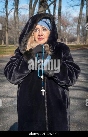 Devota donna cattolica romana al servizio del Padiglione Vaticano nel parco di Flushing Meadows Corona, dove Mary & Jesus apparve a Veronica Lueken. NEW YORK Foto Stock