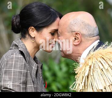 Meghan la Duchessa del Sussex riceve un hongi, un tradizionale saluto Maori, in una cerimonia ufficiale di benvenuto presso la Government House di Wellington, il primo giorno del tour della coppia reale in Nuova Zelanda. Il credito fotografico dovrebbe essere: Doug Peters/EMPICS Foto Stock