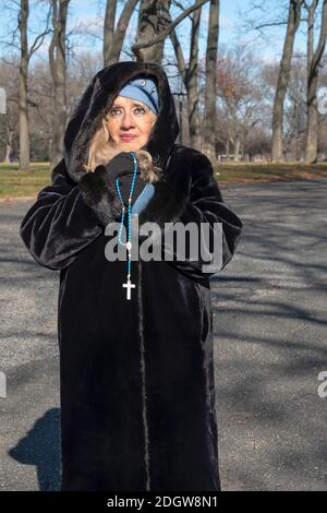 Devota donna cattolica romana al servizio del Padiglione Vaticano nel parco di Flushing Meadows Corona, dove Mary & Jesus apparve a Veronica Lueken. NEW YORK Foto Stock