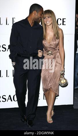 Ashley Cole e Cheryl Tweedy (Cheryl Cole) arrivano a una festa per il lancio del 21 ° anniversario di Elle Magazine ospite a cura di Donatella Versace, il negozio Versace, Sloane St, Londra. Foto Stock