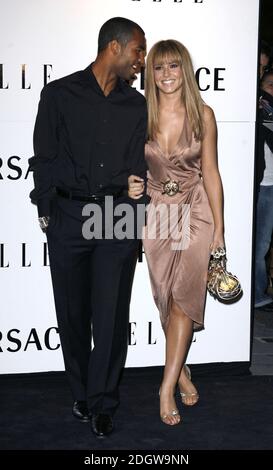 Ashley Cole e Cheryl Tweedy (Cheryl Cole) arrivano a una festa per il lancio del 21 ° anniversario di Elle Magazine ospite a cura di Donatella Versace, il negozio Versace, Sloane St, Londra. Foto Stock