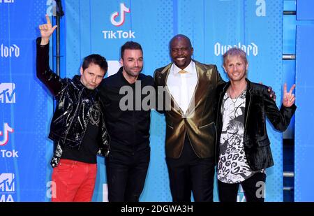 Dominic Howard, Matt Bellamy e Chris Wolstenholme di Muse con gli equipaggi Terry che partecipano al MTV Europe Music Awards 2018 tenutosi al Bilbao Exhibition Centre, Spagna Foto Stock