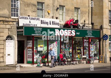 La parte anteriore del negozio di ferramenta Roses con una gamma diversificata di servizi per la casa e il giardino e beni hardware In vendita a Devizes Wiltshire Inghilterra UK Foto Stock