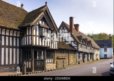 La Casa del Porch del XV secolo nella High Stree Potterne Villaggio vicino Devizes Wiltshire Inghilterra Regno Unito Foto Stock