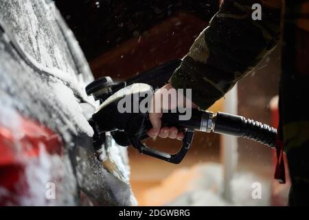 rifornimento di gasolio nella stazione di servizio in inverno Foto Stock