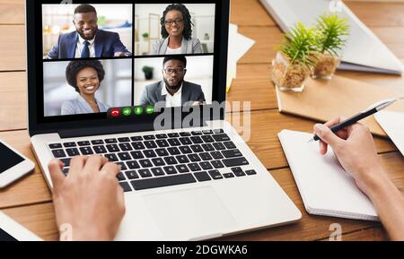 Lady che ha una riunione virtuale con i colleghi che fanno la videochiamata indoor Foto Stock