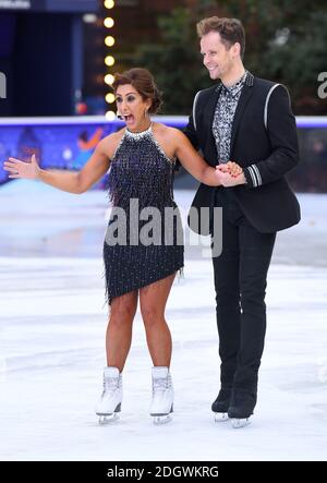 Saira Khan e Mark Harretty partecipano al lancio della Dancing on Ice Photocall tenutosi al Natural History Museum di Londra. Il credito fotografico dovrebbe essere: Doug Peters/EMPICS Foto Stock