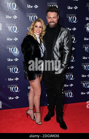 Alex Murphy (a sinistra) e Brian McFadden partecipano al lancio di Dancing on Ice che si tiene al Natural History Museum di Londra. Il credito fotografico dovrebbe essere: Doug Peters/EMPICS Foto Stock