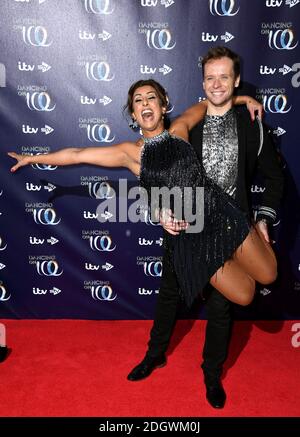 Saira Khan (a sinistra) e Mark Hanretty partecipano al lancio del Dancing on Ice che si tiene al Natural History Museum di Londra. Il credito fotografico dovrebbe essere: Doug Peters/EMPICS Foto Stock