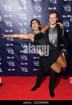 Saira Khan (a sinistra) e Mark Hanretty partecipano al lancio del Dancing on Ice che si tiene al Natural History Museum di Londra. Il credito fotografico dovrebbe essere: Doug Peters/EMPICS Foto Stock