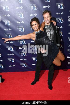 Saira Khan (a sinistra) e Mark Hanretty partecipano al lancio del Dancing on Ice che si tiene al Natural History Museum di Londra. Il credito fotografico dovrebbe essere: Doug Peters/EMPICS Foto Stock