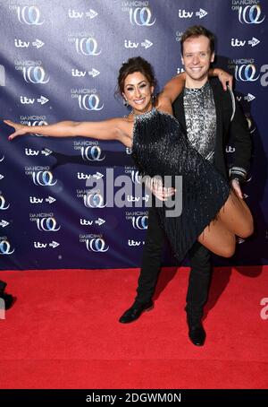 Saira Khan (a sinistra) e Mark Hanretty partecipano al lancio del Dancing on Ice che si tiene al Natural History Museum di Londra. Il credito fotografico dovrebbe essere: Doug Peters/EMPICS Foto Stock