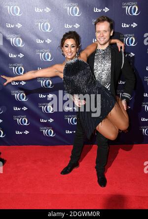 Saira Khan (a sinistra) e Mark Hanretty partecipano al lancio del Dancing on Ice che si tiene al Natural History Museum di Londra. Il credito fotografico dovrebbe essere: Doug Peters/EMPICS Foto Stock