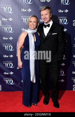 Jayne Torvill e Christopher Dean partecipano al lancio del Dancing on Ice presso il Natural History Museum di Londra. Il credito fotografico dovrebbe essere: Doug Peters/EMPICS Foto Stock