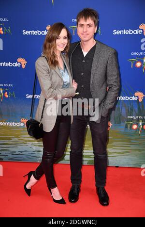 Hannah Tointon e Joe Thomas partecipano alla prima del Cirque Du Soleil Totem alla Royal Albert Hall di Londra. Il credito fotografico dovrebbe essere: Doug Peters/EMPICS Foto Stock