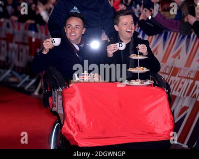 Arrivo di Anthony McPartlin e Declan Donnelly aka ANT e Dic All'Inghilterra ha ottenuto la fotocellula Talent al Palladium di Londra Foto Stock