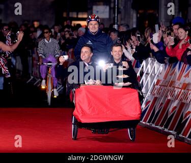 Arrivo di Anthony McPartlin e Declan Donnelly aka ANT e Dic All'Inghilterra ha ottenuto la fotocellula Talent al Palladium di Londra Foto Stock