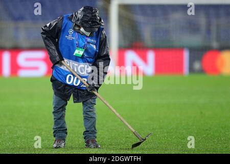 Roma, Italia. 8 dicembre 2020. Giardiniere al lavoro prima della UEFA Champions League, partita di calcio del Gruppo F tra SS Lazio e Club Brugge KV il 8 dicembre 2020 allo Stadio Olimpico di Roma - Foto Federico Proietti / DPPI / LM Credit: Paola Benini/Alamy Live News Foto Stock