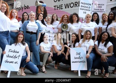 Hayley Hasselhoff e un esercito diversificato di modelli e difensori della diversità che vanno dalla dimensione 10 a 24 protestano fuori London Fashion Week sede 180 Strand per la rappresentazione uguale delle dimensioni del corpo nel settore della moda. Il credito fotografico dovrebbe essere: Doug Peters/EMPICS Foto Stock