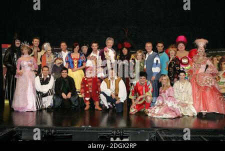 (Sinistra-destra) fila posteriore: John Challis, sue Holderness, Jonathan Wilkes, Susan Hampshire, Unnamed, Suranne Jones, John Savident, Stphen Mulhern, Patrick Duffy, Henry Winkler, Sarah Jane Honeywell, Bobby Davro, Chico Slimani, Toyah Wilcox, Eric Potts e Kacey Ainsworth. Prima fila: Bradley Walsh, Jeff Hordley, Warwick Davis, Aled Jones, Gerard Kelly, Laura Hamilton e Julie Wilson Nimmo. Le star del panto stavano partecipando al lancio della stampa nazionale di Pantos, la prima corsa di intrattenimento della famiglia, inclusi Aladdin, Cenerentola, Mother Goose, Peter Pan, Jack & The Beanstalk e Snow White, al Piccadilly Foto Stock