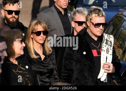 Liam Howlett (a destra) e Natalie Appleton durante i funerali e la processione per onorare la memoria della zecca della Prodigia, in Essex. Il credito fotografico dovrebbe essere: Doug Peters/EMPICS Foto Stock