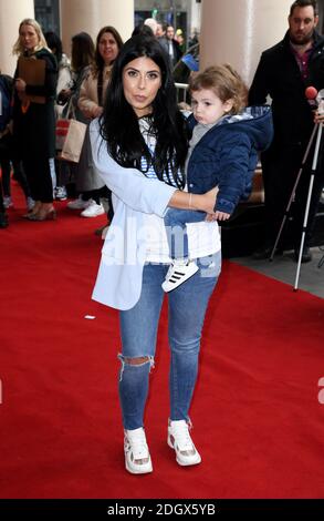 Cara de la Hoyde con il figlio Fred alla performance di gala di Where is Peter Rabbit? Al Theatre Royal Haymarket, Londra Foto Stock